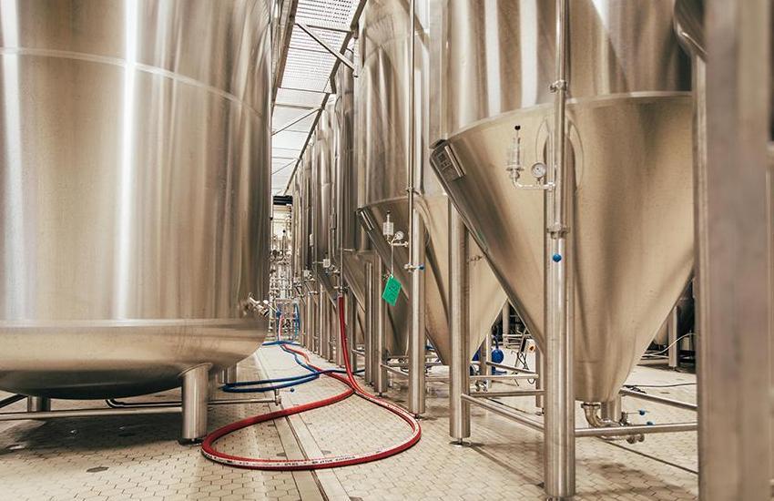 Eenmaal de hoofdgisting klaar is, wordt de gist van het jonge bier gescheiden en kan het bier rusten en rijpen in lager tanks. Tijdens de rijping of de lagering worden specifieke aroma’s gevormd De smaak van het bier wordt in deze fase dus verfijnd.