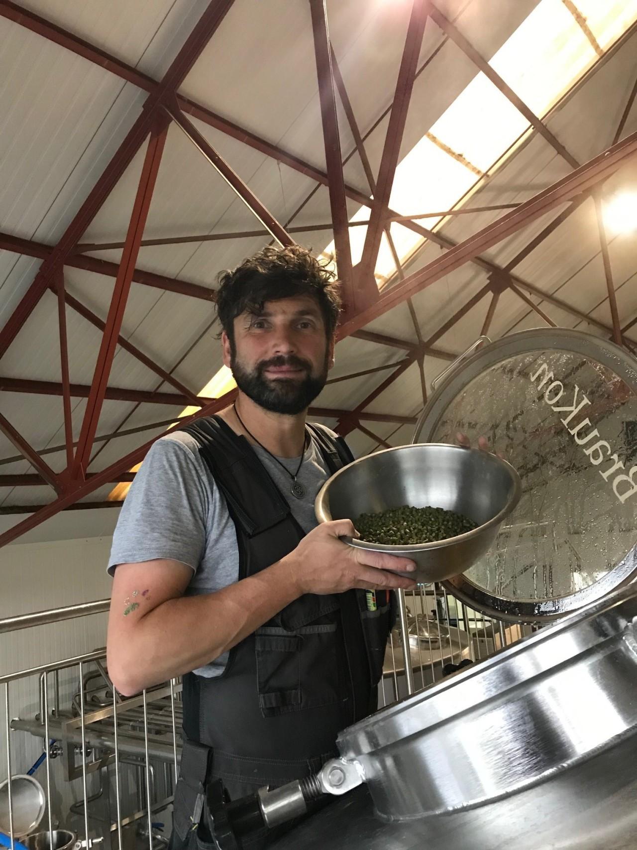 Koken - The Brew Society Het koken dient om het wort steriel te maken, mogelijke troebel te doen neerslaan en om hop zijn bitterheid te geven.